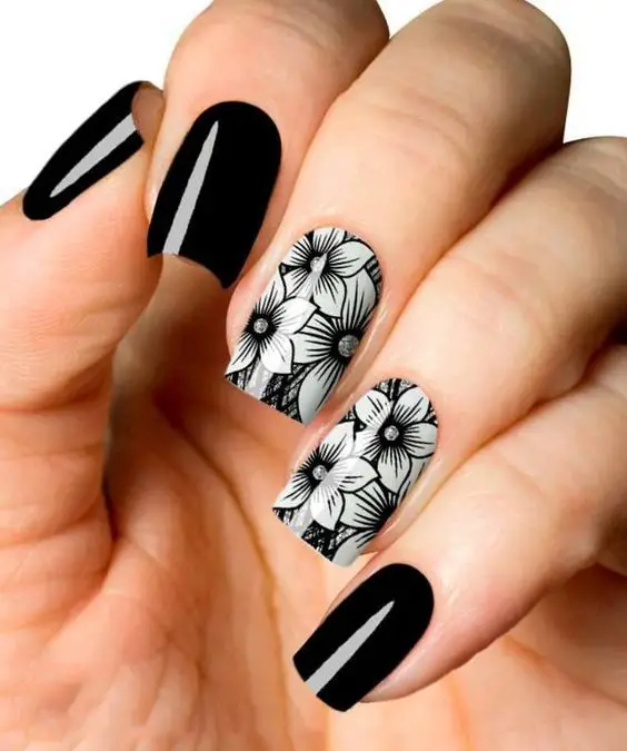 exemplos de unhas pretas decoradas com flores simples