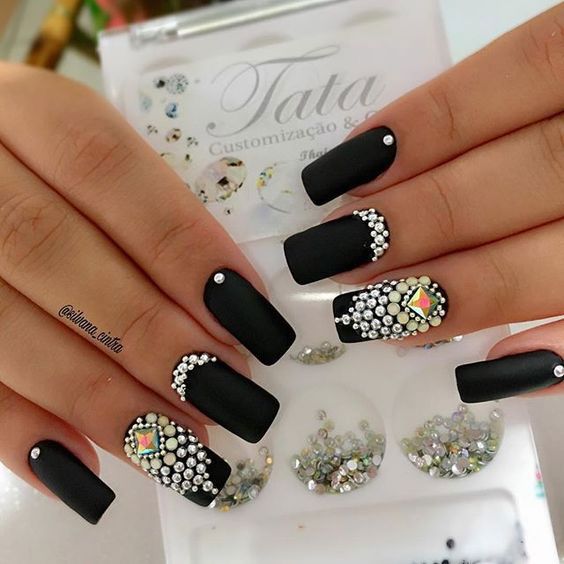 tipos de unhas pretas decoradas com joias lindas