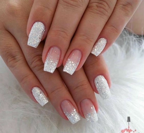 unhas de noiva com glitter prateado e simples