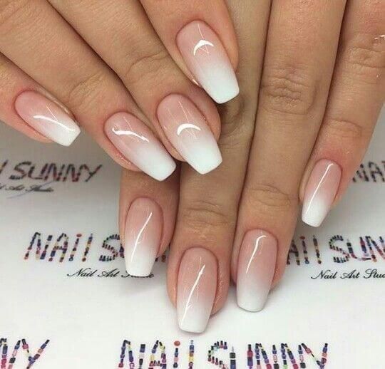 unhas brancas com degrade para usar no dia do casamento