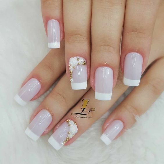 unhas com francesinha e renda branca para usar no dia do casamento