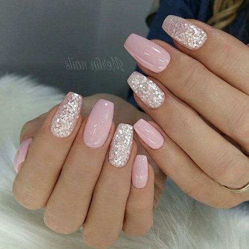 unhas combinando rosa claro com brilhos prateados