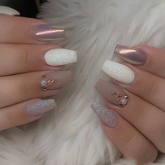 unhas brilhantes em tons nude branco e com glitter