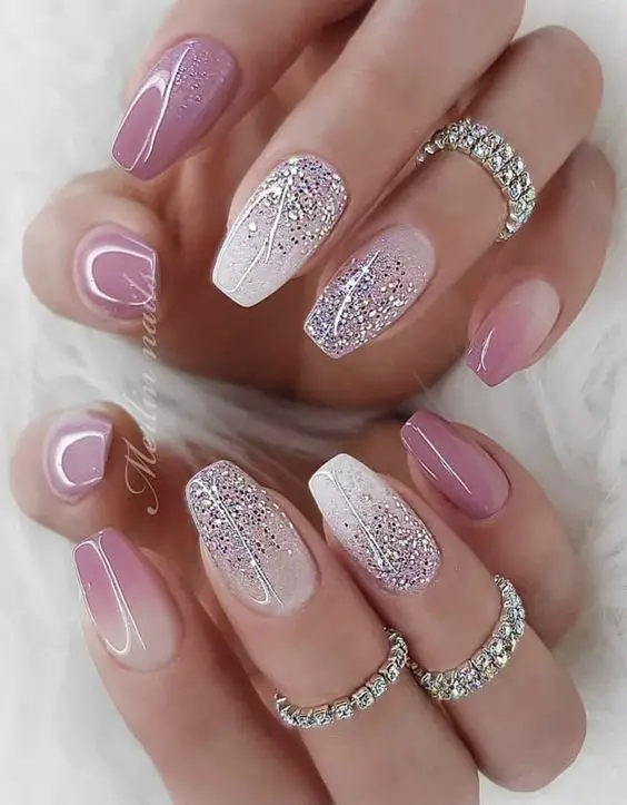 unhas com efeito degrade rosa e branco com brilhos para usar no casamento