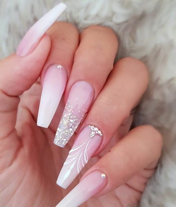 unhas ballerina em tom rosa combinando com branco e pedras brilhantes