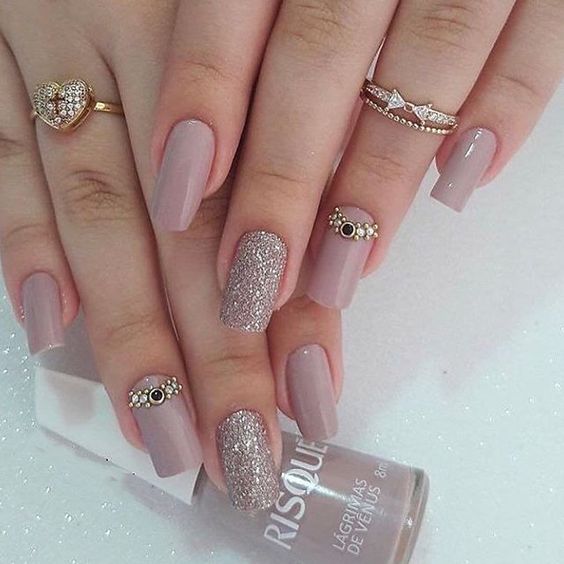 unhas delicadas e elegantes para combinar com vestido de madrinha