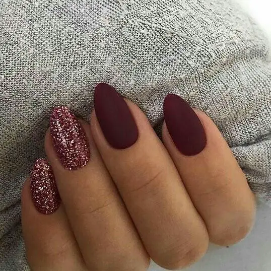 unha vermelha fosca com glitter vermelho