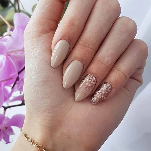 unhas em tom nude marrom para convidadas