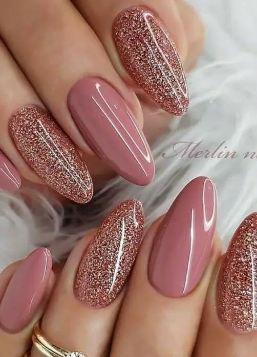 unhas em tons rosados com glitter para convidadas