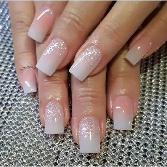 unhas decoradas com decoração de brilhos