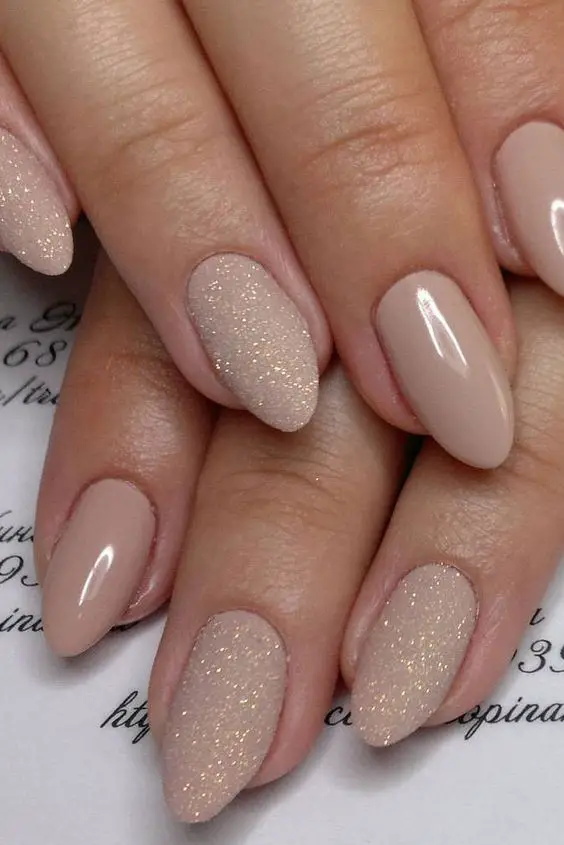 unhas com cor preferida de noivas em tons nude