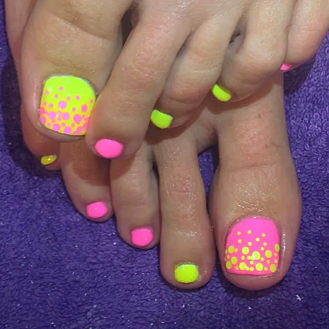 unhas decoradas dos pés na cor neon simples