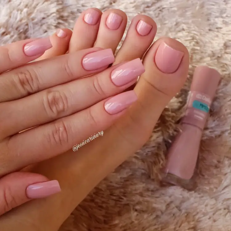 unhas dos pés simples com decoração na cor rosa