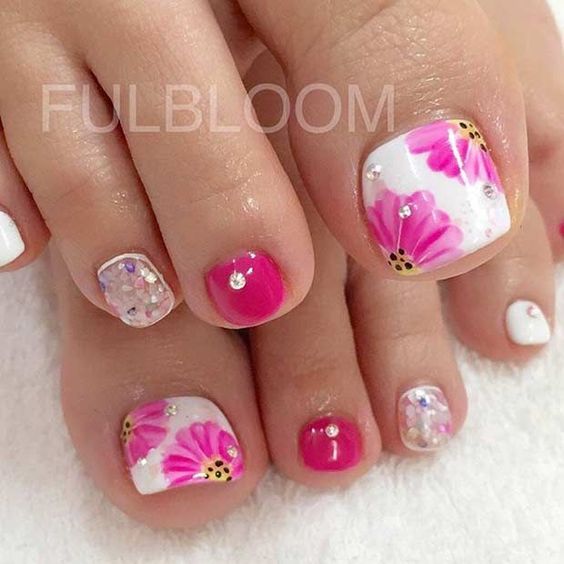 esmaltação branco e rosa em unha dos pés decorada