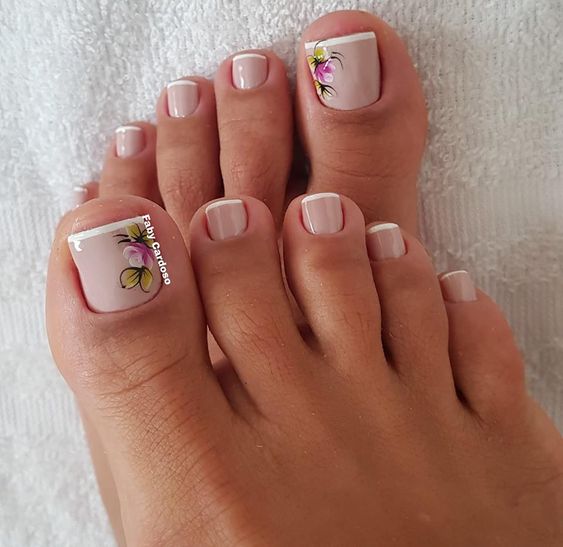 decoração de flores nas unhas dos pés