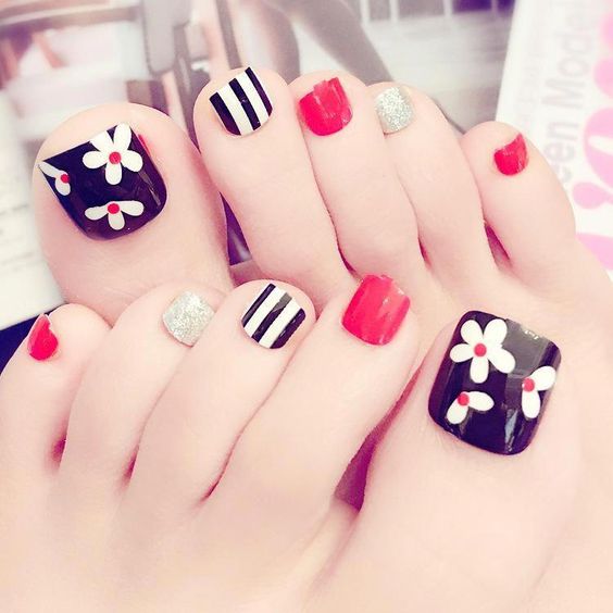 unhas pretas decoradas com flores simples