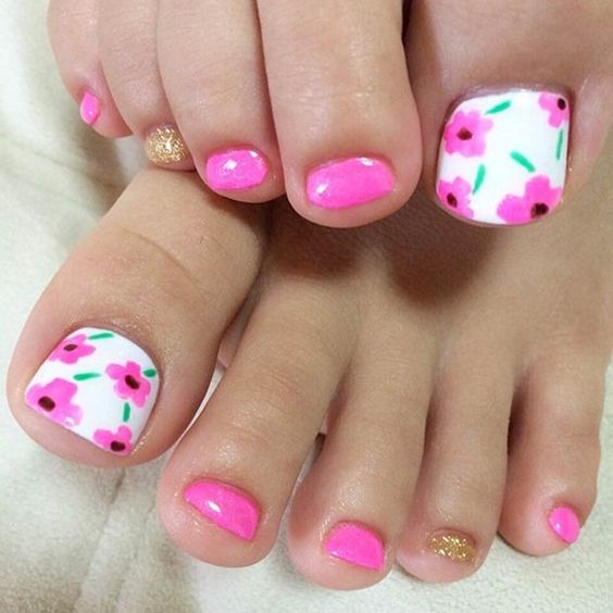 unhas dos pés na cor rosa decoradas com flores