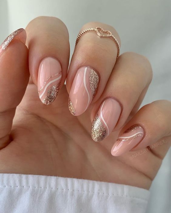 unhas para convidada em tom neutro nude