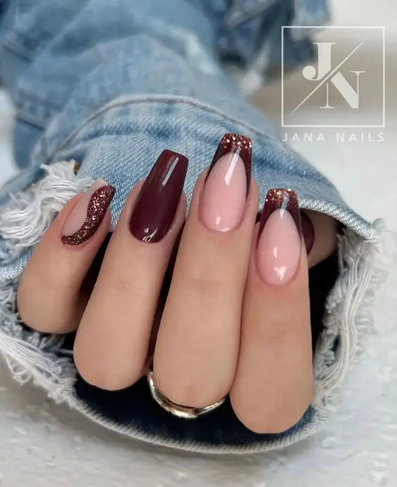 unhas simples em tom marrom para convidadas