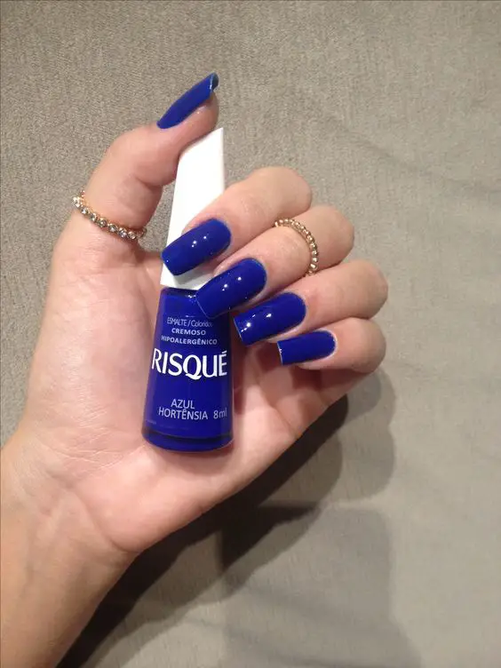 unha comum com esmaltação azul simples