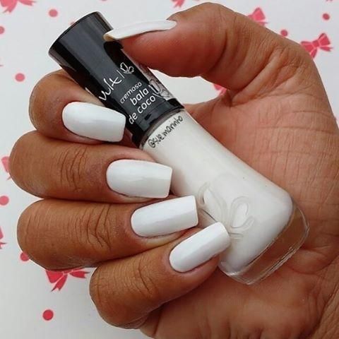 unhas pintadas com esmalte na cor branca