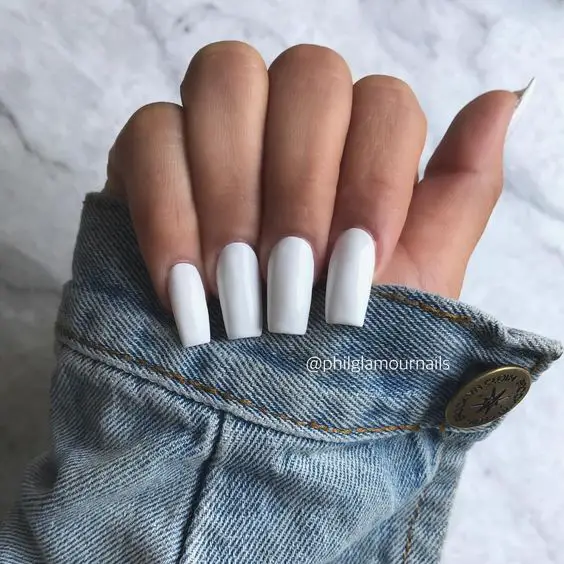 unhas longas pintadas com esmalte branco