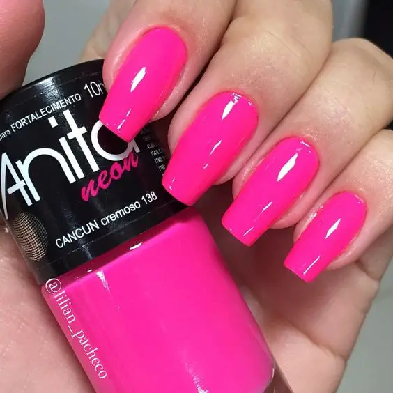 unhas postiças esmaltadas com rosa choque