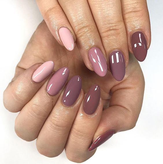 unhas de gel esmaltadas com diversos tons de nude