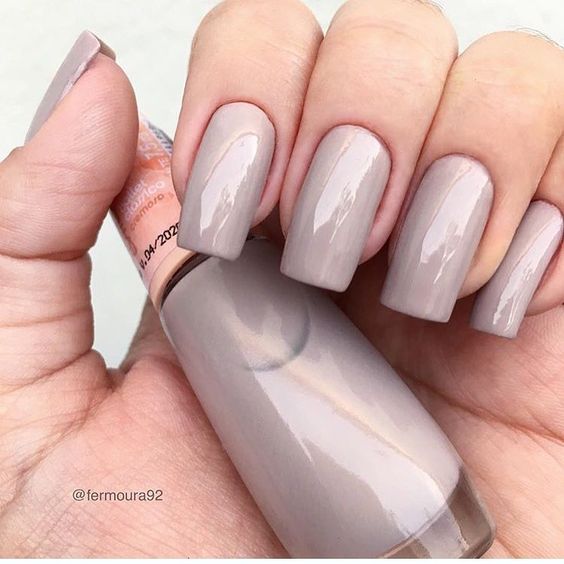 linda unha simples pintada com esmalte nude cinza