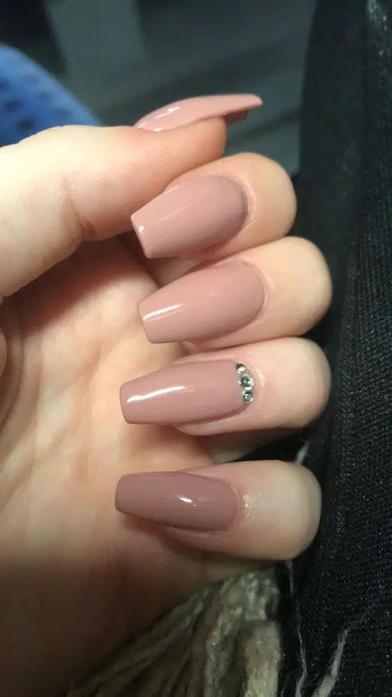 unhas decoradas pintadas na cor nude com pedras