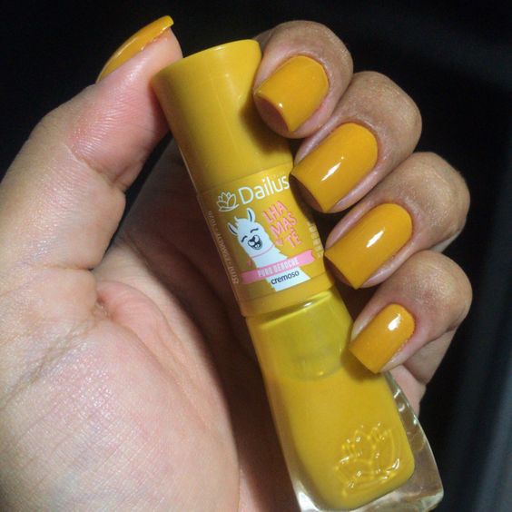 unhas simples pintadas de amarelo 