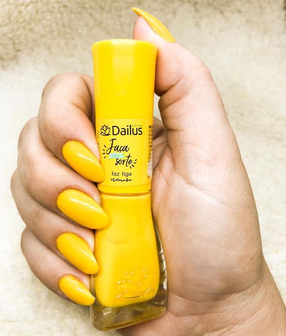 unhas decoradas com esmalte simples amarelo