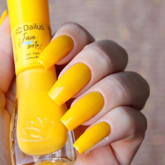 esmaltação amarela perfeita em unhas decoradas