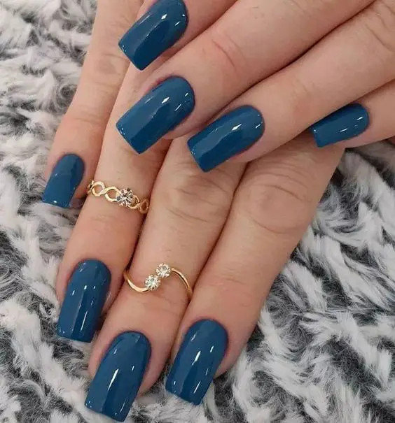 unha decorada simples pintada com esmalte azul