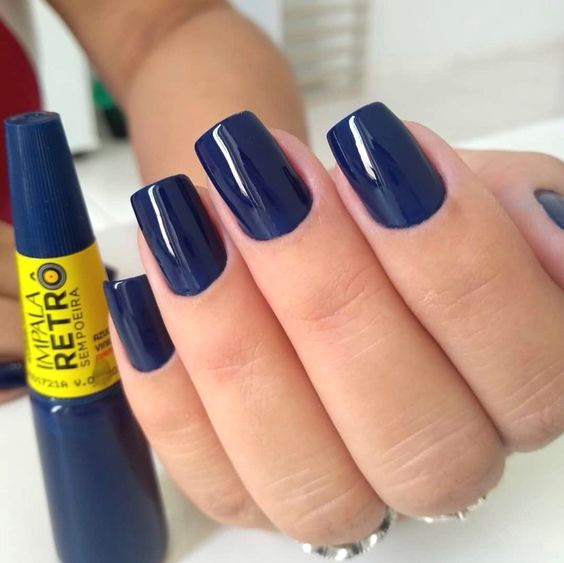 unhas pintadas de azul escuro