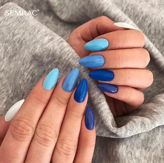 unhas pintadas com várias tonalidades azuis