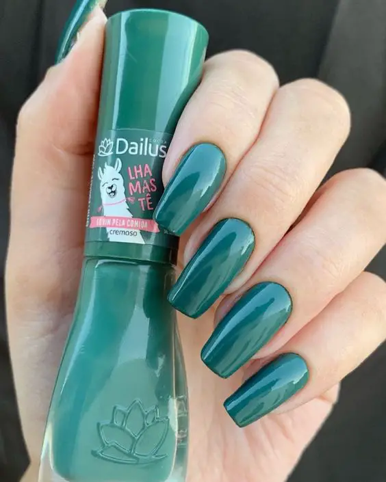 esmaltação verde perfeita em unhas singelas