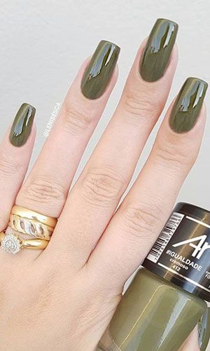 modelo bonito de unha verde esmaltada