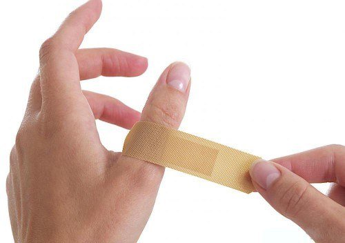 utilizar band-aid para consertar unha quebrada