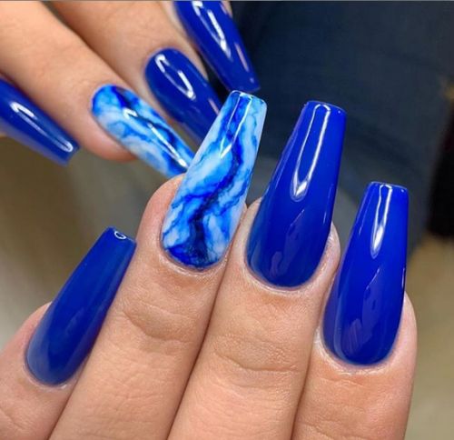 unhas azul compridas no formato bailarina