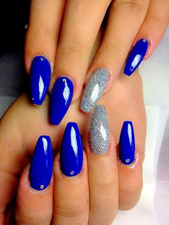 unhas decoradas compridas com azul e prateado