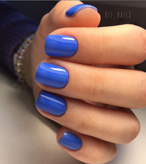 unhas simples com esmaltação azul