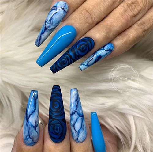 unhas azuis com alongamento e decoração linda