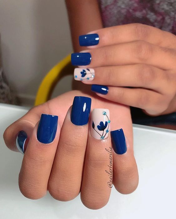 unhas com flores decoradas na cor azul