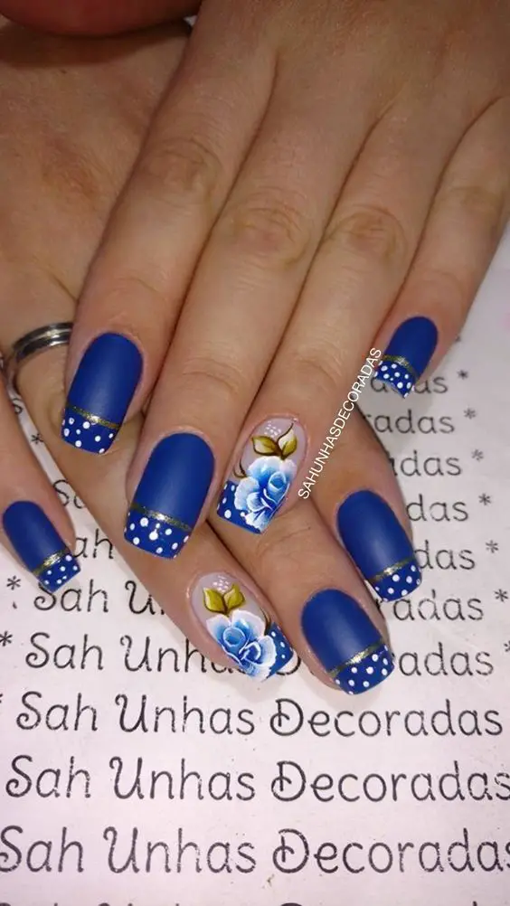 unhas azuis com flores e bolinhas