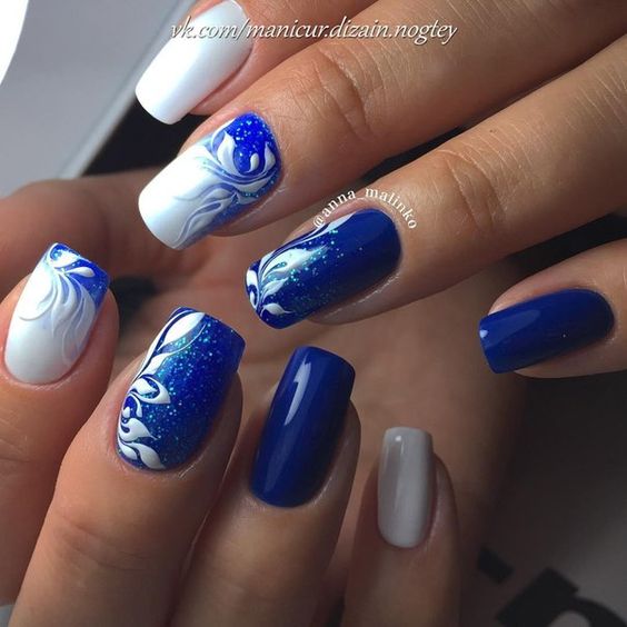 unhas azuis e branco decoradas muito bonitas