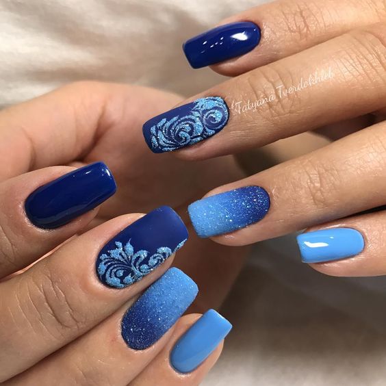 unhas azuis com decorações em relevo