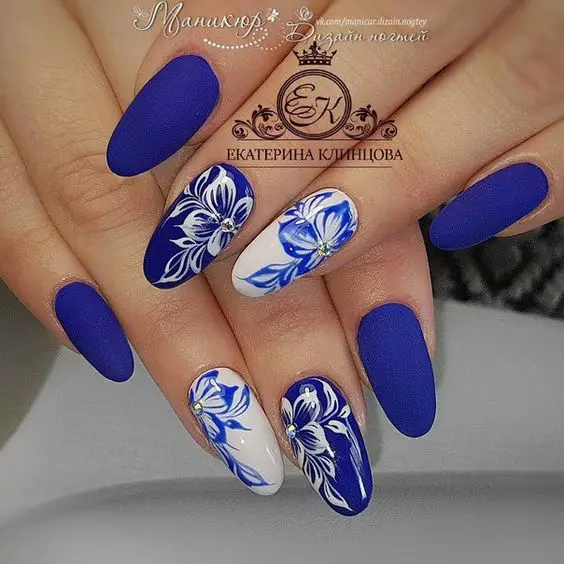 dicas de unhas azuis decoradas com branco