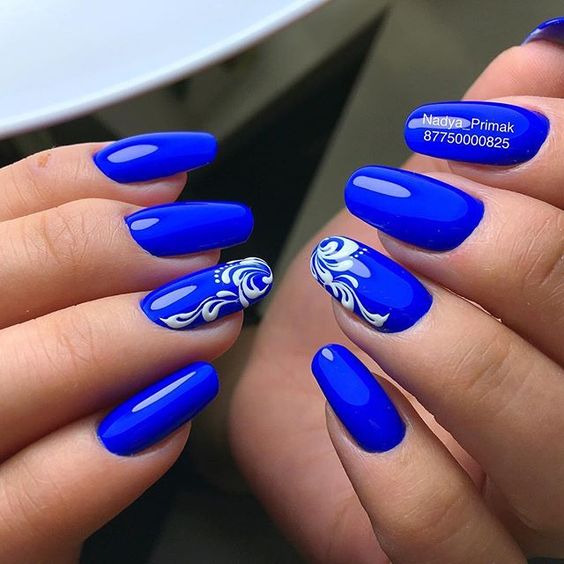 unhas com azul vivo e decoração simples