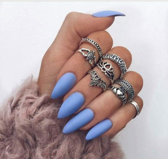 unhas stiletto na cor azul bebê